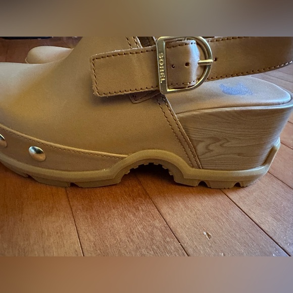 Sorel Tan Clogs with Gold Accents - Picture 7 of 9
